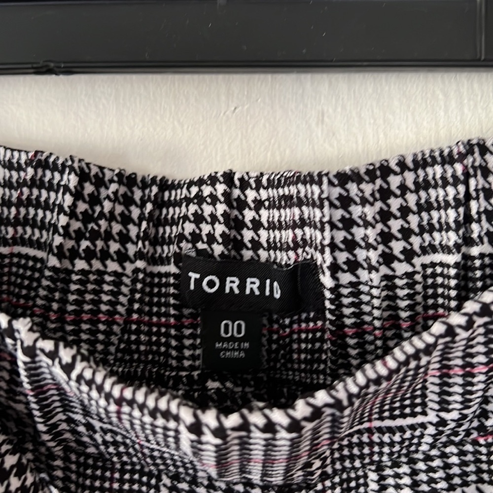Torrid 00 pants, herringbone plaid, elastic waist, cuffed hem. Work, play, relax - Picture 3 of 8